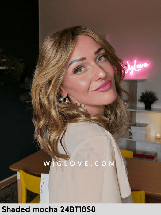 kaylee jon renau parrucca sintetica mossa alle spalle 100% fatta a mano con lacefront e riga libera retro chiuso taglia M standard regolabile