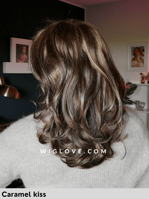 mackenzie estetica designs parrucca media mossa scalata con ciuffo fatta a macchina con attaccatura naturale retro aperto