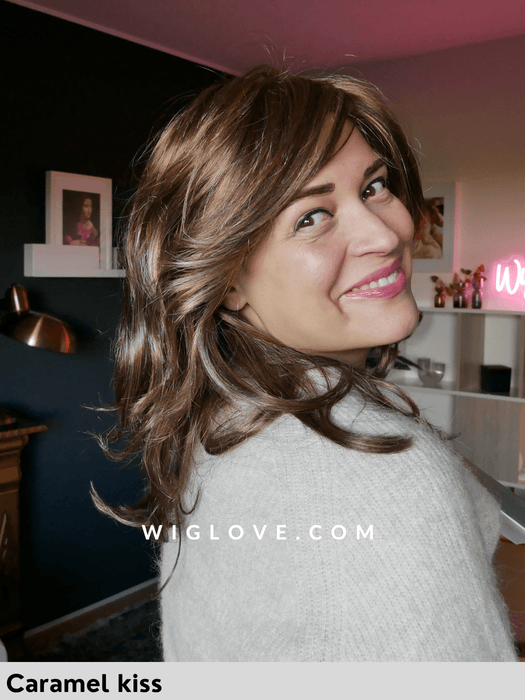 mackenzie estetica designs parrucca media mossa scalata con ciuffo fatta a macchina con attaccatura naturale retro aperto