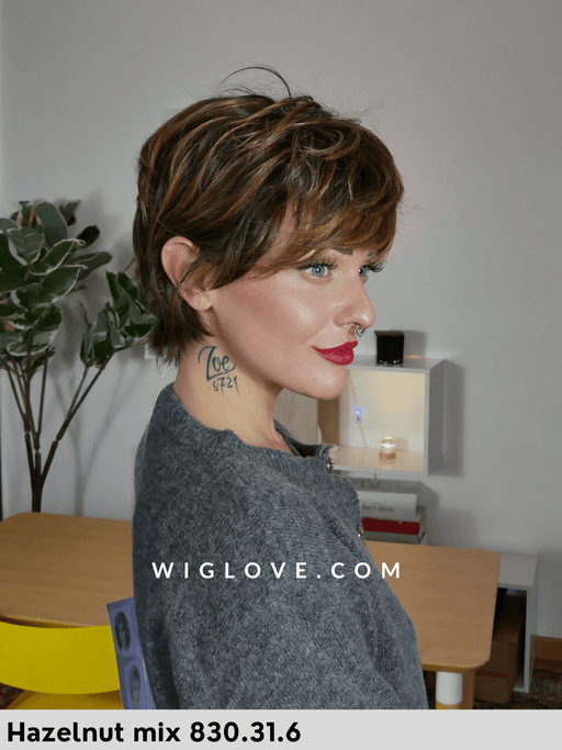 AVENUE SMALL SOFT - Taglia S - 100% fatta a mano, riga sinistra, attaccatura naturale, doppio monofilamento (Copia) - Wig Love - Parrucca SinteticaDark Sand Rooted