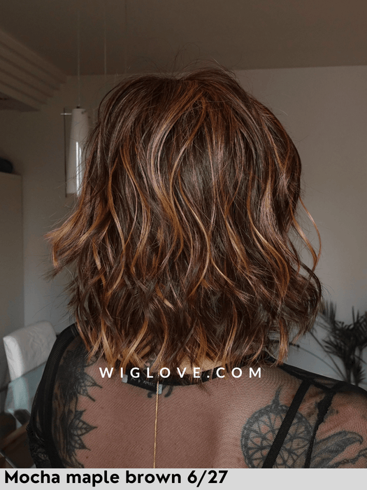 parrucca broadway belle tress fibra sintetica termoresistente caramel blonde rooted lacefront riga sinistra monofilamento piega mossa parrucca alle spalle scalata con frangetta