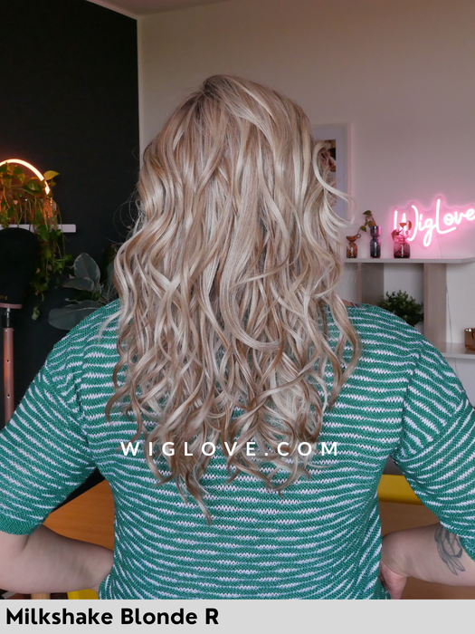 capri belle tress parrucca lunga scalata in fibra sintetica termoresistente con  lacefront riga sinistra in monofilamento city collection piega mossa 