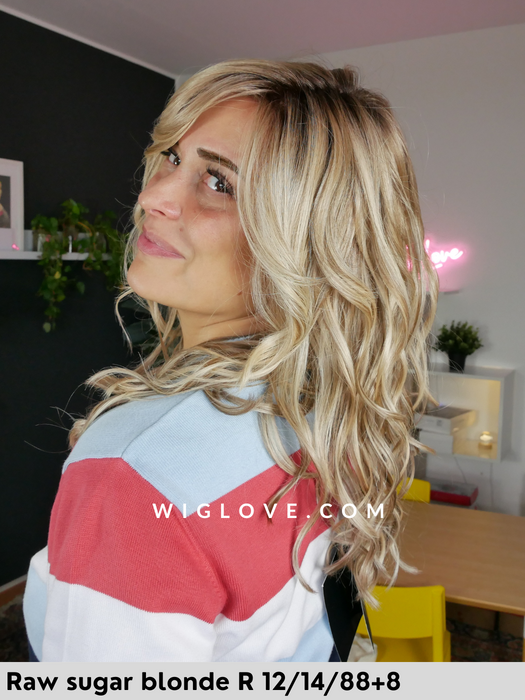 capri belle tress parrucca lunga scalata in fibra sintetica termoresistente con  lacefront riga sinistra in monofilamento city collection piega mossa 