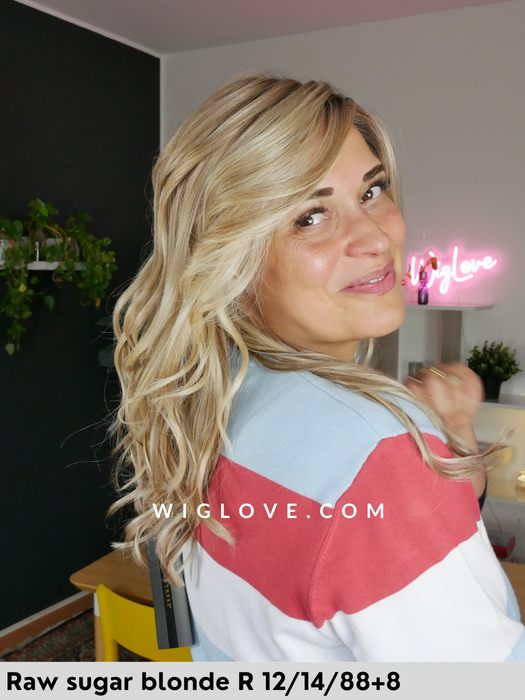 capri belle tress parrucca lunga scalata in fibra sintetica termoresistente con  lacefront riga sinistra in monofilamento city collection piega mossa 