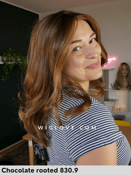 diva mono part ellen wille parrucca sintetica termoresistente taglio lungo e scalato con lacefront e riga centrale 