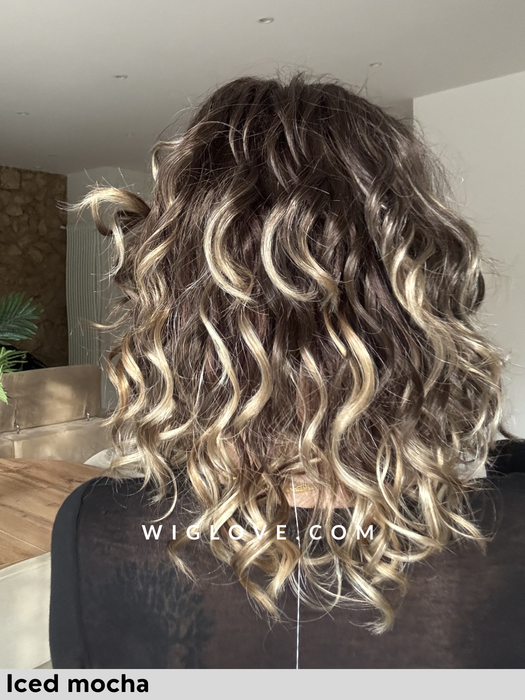 Finn-estetica designs-parrucca sintetica-parrucca riccia-synthetic wigs-curly wigs-iced-mocha-fatta a macchina-lacefront