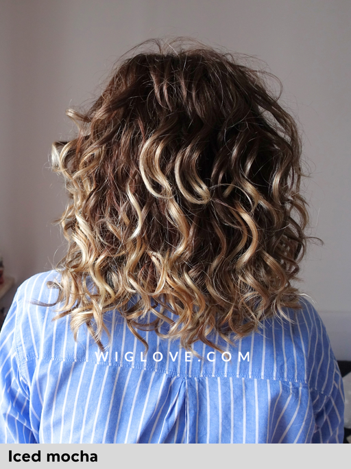 Finn-estetica designs-parrucca sintetica-parrucca riccia-synthetic wigs-curly wigs-iced-mocha-fatta a macchina-lacefront