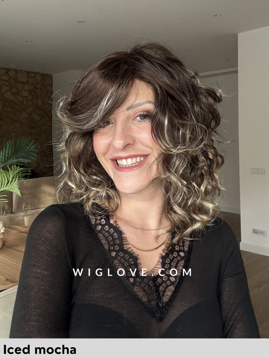 Finn-estetica designs-parrucca sintetica-parrucca riccia-synthetic wigs-curly wigs-iced-mocha-fatta a macchina-lacefront
