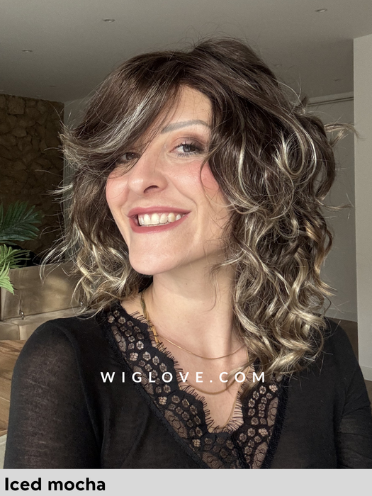 Finn-estetica designs-parrucca sintetica-parrucca riccia-synthetic wigs-curly wigs-iced-mocha-fatta a macchina-lacefront