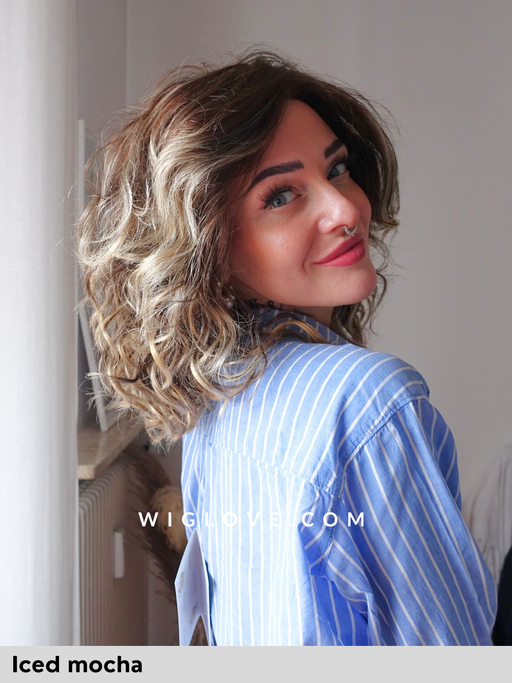 Finn-estetica designs-parrucca sintetica-parrucca riccia-synthetic wigs-curly wigs-iced-mocha-fatta a macchina-lacefront