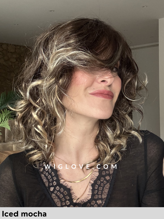 Finn-estetica designs-parrucca sintetica-parrucca riccia-synthetic wigs-curly wigs-iced-mocha-fatta a macchina-lacefront