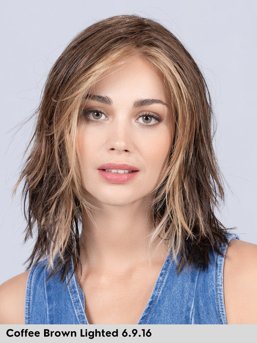 Parrucca sintetica resistente al calore mossa. Flow by Ellen Wille Perucci color coffee brown lighted. Parrucca donna castano chiara fredda