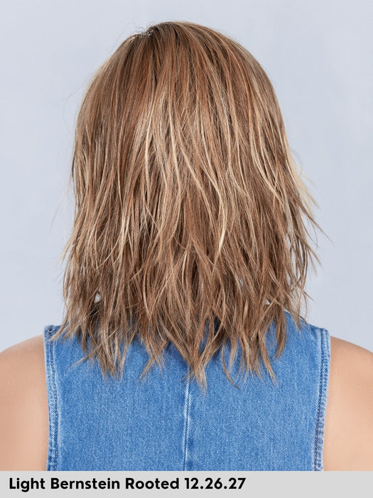 Parrucca sintetica resistente al calore mossa. Flow by Ellen Wille Perucci color light bernstein rooted. Parrucca donna bionda con radici castane.