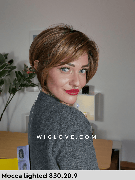 GLAM SOFT - riga sinistra, attaccatura naturale, doppio monofilamento - Wig Love - Parrucca SinteticaMocca Lighted
