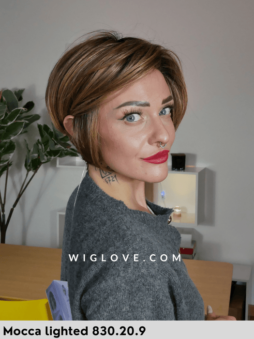 GLAM SOFT - riga sinistra, attaccatura naturale, doppio monofilamento - Wig Love - Parrucca SinteticaMocca Lighted