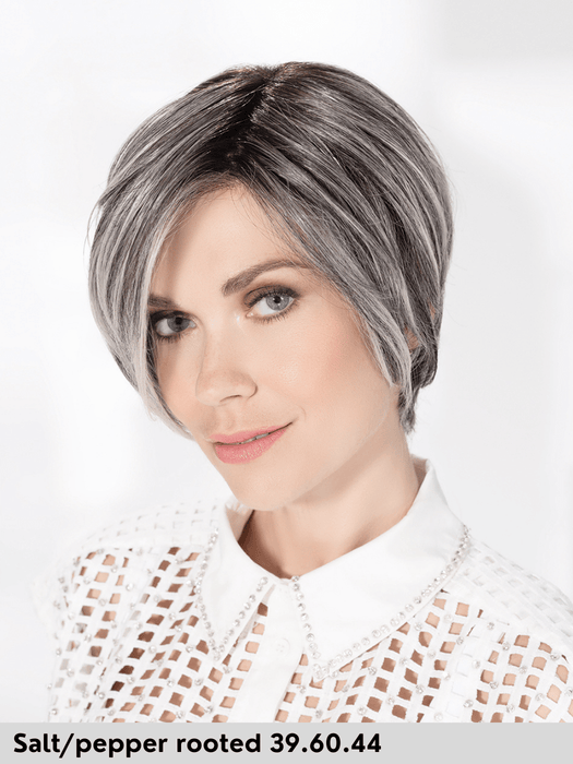 GLAM SOFT - riga sinistra, attaccatura naturale, doppio monofilamento - Wig Love - Parrucca SinteticaSalt Pepper rooted