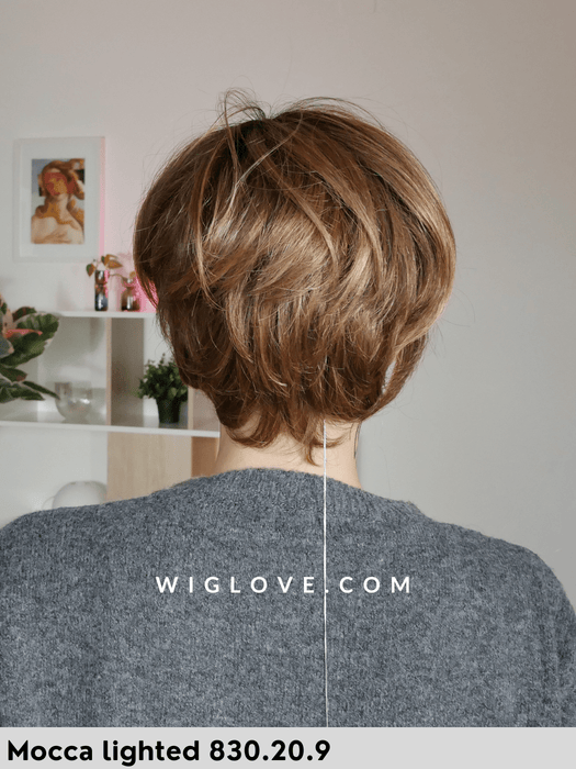 GLAM SOFT - riga sinistra, attaccatura naturale, doppio monofilamento - Wig Love - Parrucca SinteticaMocca Lighted