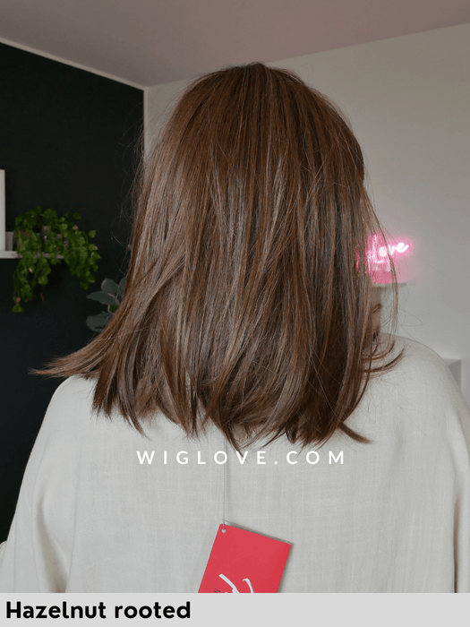 parrucca caschetto castano chiaro con frangia liscia e termoresistente. Jacky di Ellen Wille colore Hazelnut Rooted. Syntehtic wig bangs