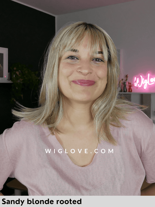 parrucca caschetto biondo sabbia con ricrescita frangia liscia e termoresistente. Jacky di Ellen Wille colore Sandy Blonde Rooted. Syntehtic wig bangs