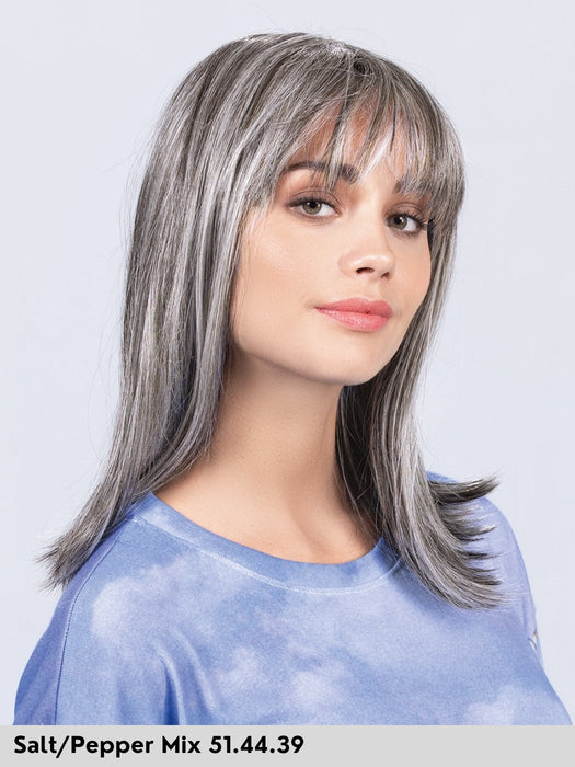 parrucca sintetica piastrabile fonabile con frangia. Jacky di Ellen Wille colore salt and pepper parrucca grigia donna. Wig for alopecia and chemio