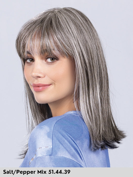 parrucca sintetica piastrabile fonabile con frangia. Jacky di Ellen Wille colore salt and pepper parrucca grigia donna. Wig for alopecia and chemio