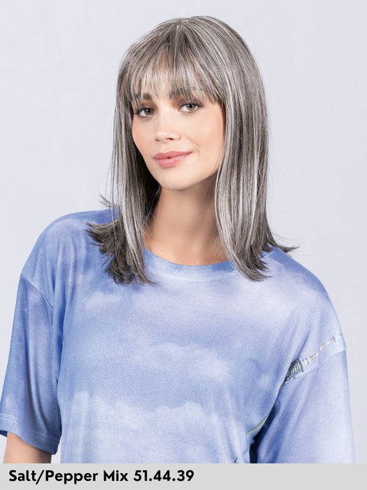 parrucca sintetica piastrabile fonabile con frangia. Jacky di Ellen Wille colore salt and pepper parrucca grigia donna. Wig for alopecia and chemio