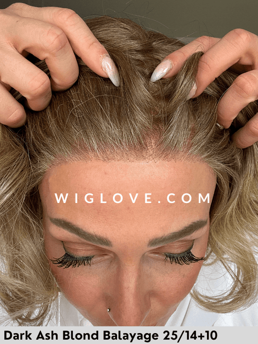 MAGIC TASTE LACE - attaccatura naturale, monofilamento al vortice - Wig Love - Parrucca SinteticaDark Ash Blond Balayage 25/14+10