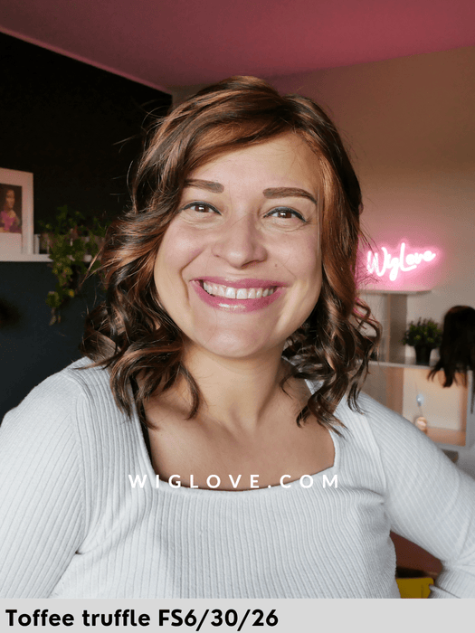 mila parrucca sintetica riccia jon renau caschetto alle spalle lacefront attaccatura naturale riga libera retro aperto e fatto a macchina 