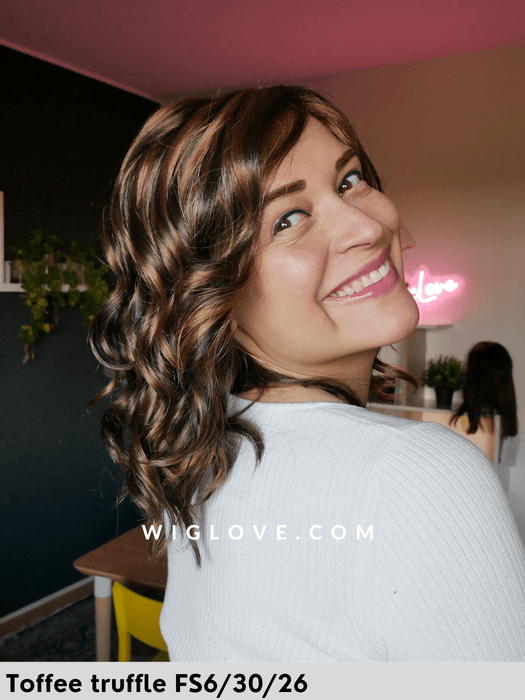 mila parrucca sintetica riccia jon renau caschetto alle spalle lacefront attaccatura naturale riga libera retro aperto e fatto a macchina 