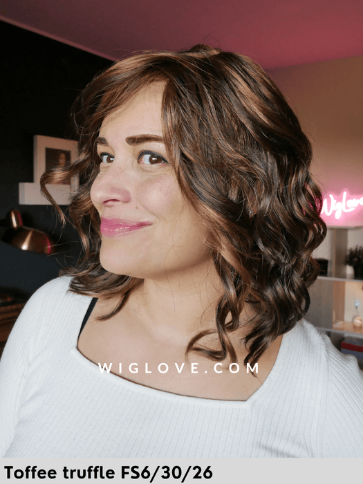 mila parrucca sintetica riccia jon renau caschetto alle spalle lacefront attaccatura naturale riga libera retro aperto e fatto a macchina 