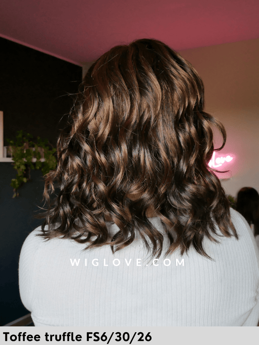 mila parrucca sintetica riccia jon renau caschetto alle spalle lacefront attaccatura naturale riga libera retro aperto e fatto a macchina 