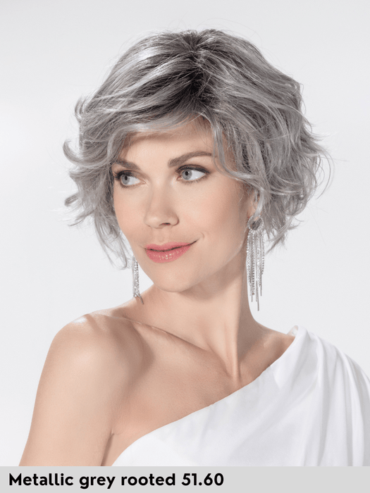 ROMANCE DELUXE - 100% fatta a mano, attaccatura naturale, riga libera - Wig Love - Parrucca SinteticaMetallic Grey Rooted