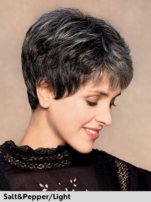 Ginger Mono Lace Deluxe Gisela Mayer parrucca sintetica di altissima qualità totalmente fatta a mano con parti in poliuretano antiscivolo. Taglio corto