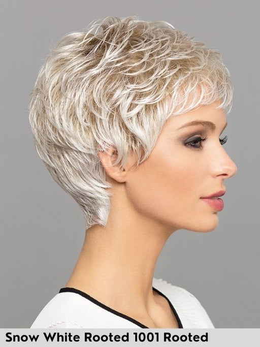 high end celine di Gisela Mayer nel colore 1001 Rooted. Parrucca sintetica interamente fatta a mano di altissima qualità. 