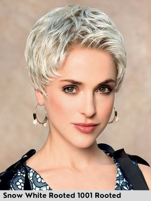 high end celine di Gisela Mayer nel colore 1001 Rooted. Parrucca sintetica interamente fatta a mano di altissima qualità. 